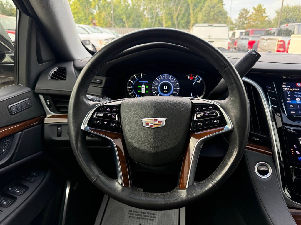 Cadillac Escalade Vehicle Full-screen Gallery Image 26