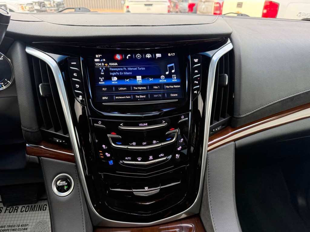 Cadillac Escalade Vehicle Full-screen Gallery Image 28