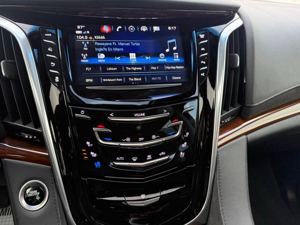 Cadillac Escalade Vehicle Full-screen Gallery Image 32