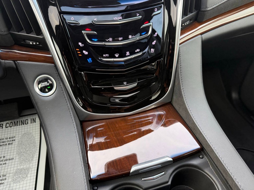 Cadillac Escalade Vehicle Full-screen Gallery Image 33