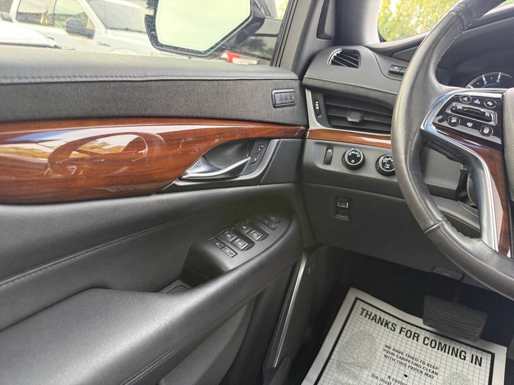 Cadillac Escalade Vehicle Full-screen Gallery Image 35
