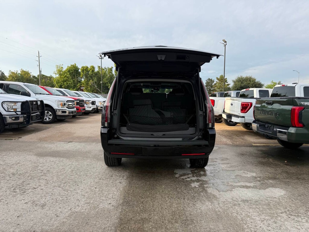 Cadillac Escalade Vehicle Full-screen Gallery Image 41
