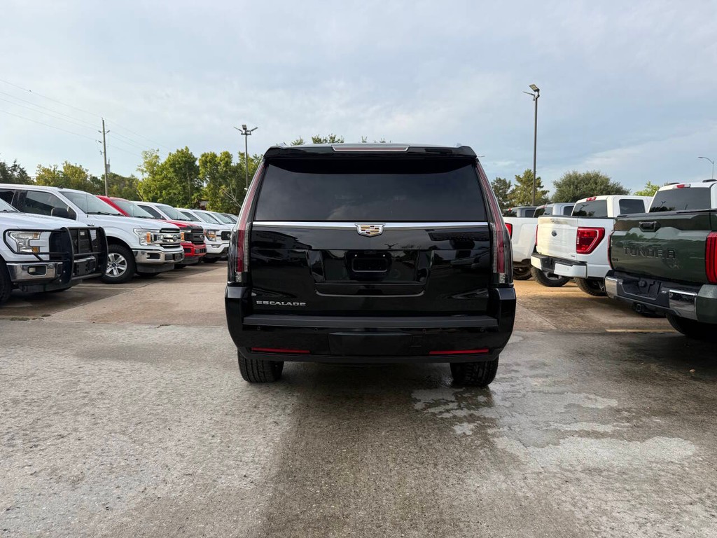 Cadillac Escalade Vehicle Full-screen Gallery Image 43