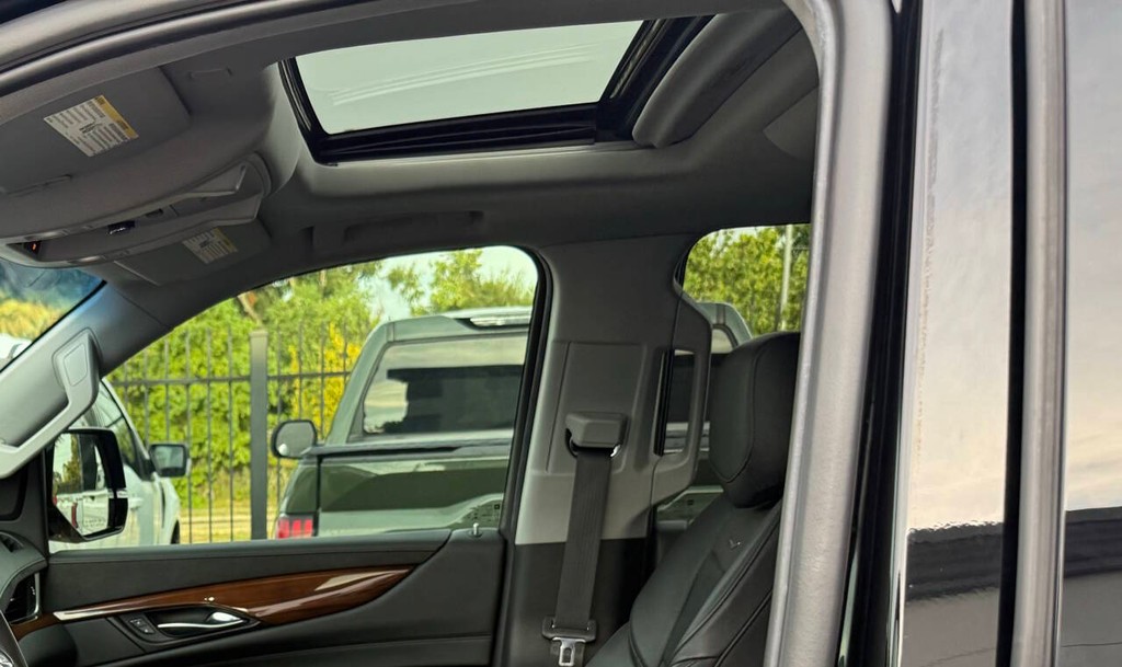 Cadillac Escalade Vehicle Full-screen Gallery Image 49
