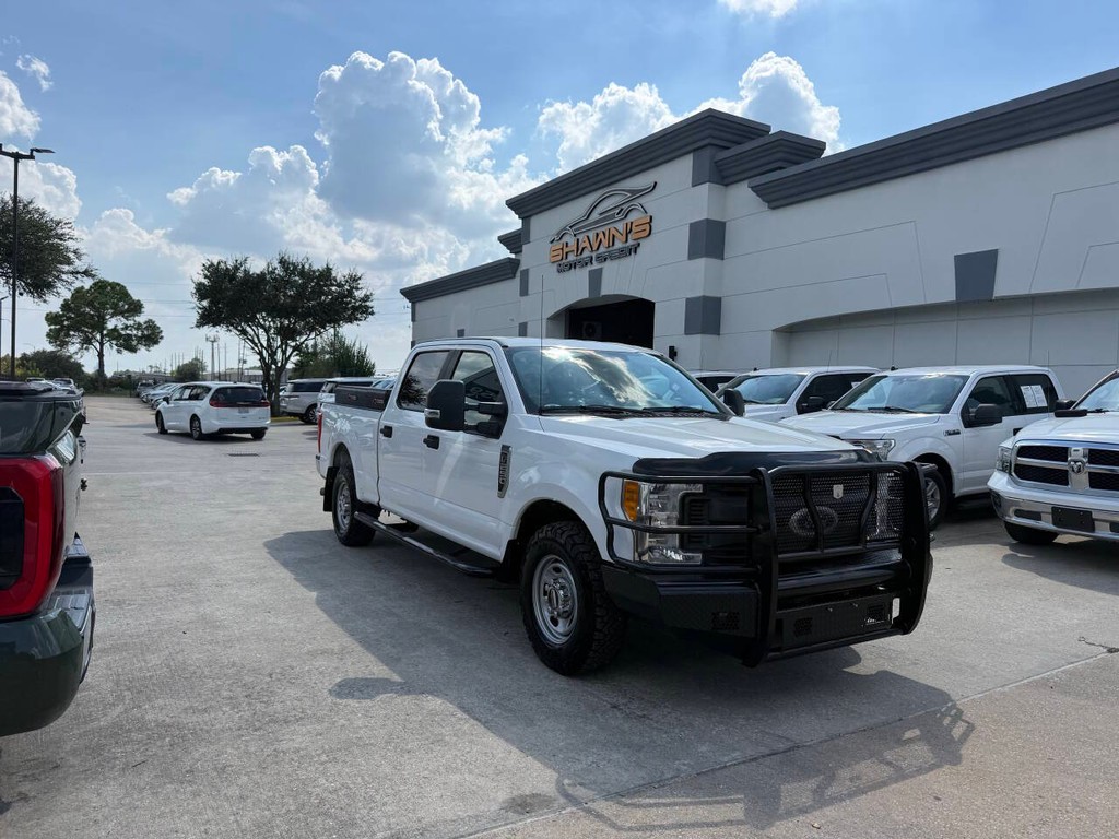 Ford Super Duty F-250 SRW Vehicle Full-screen Gallery Image 02