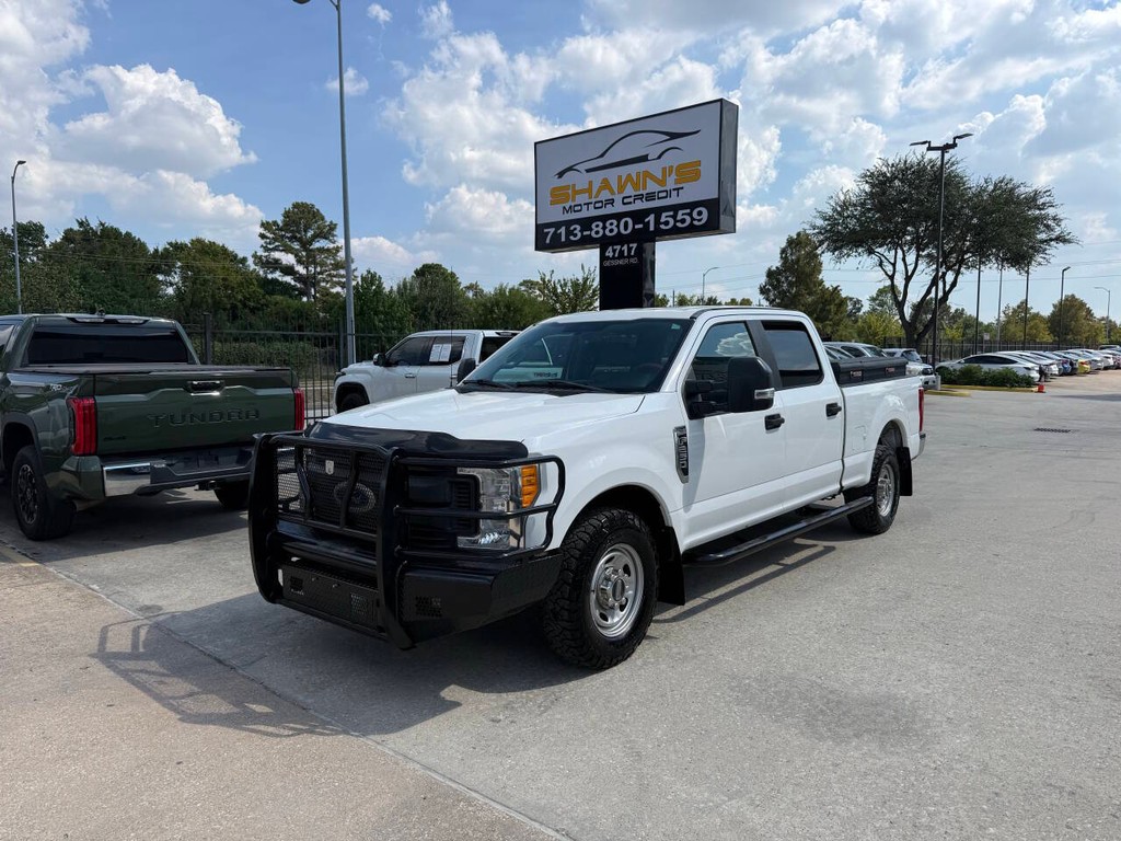 Ford Super Duty F-250 SRW Vehicle Full-screen Gallery Image 03