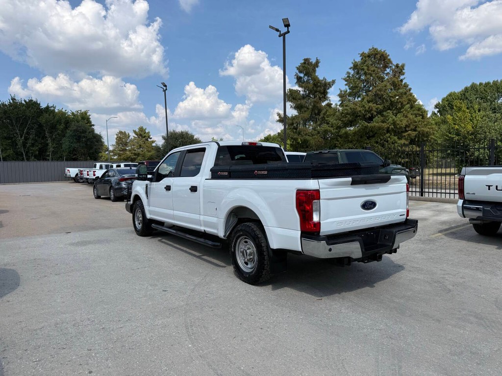 Ford Super Duty F-250 SRW Vehicle Full-screen Gallery Image 04