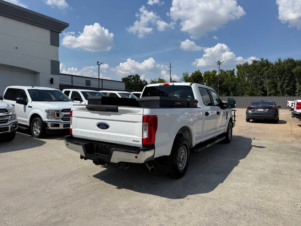 Ford Super Duty F-250 SRW Vehicle Full-screen Gallery Image 05
