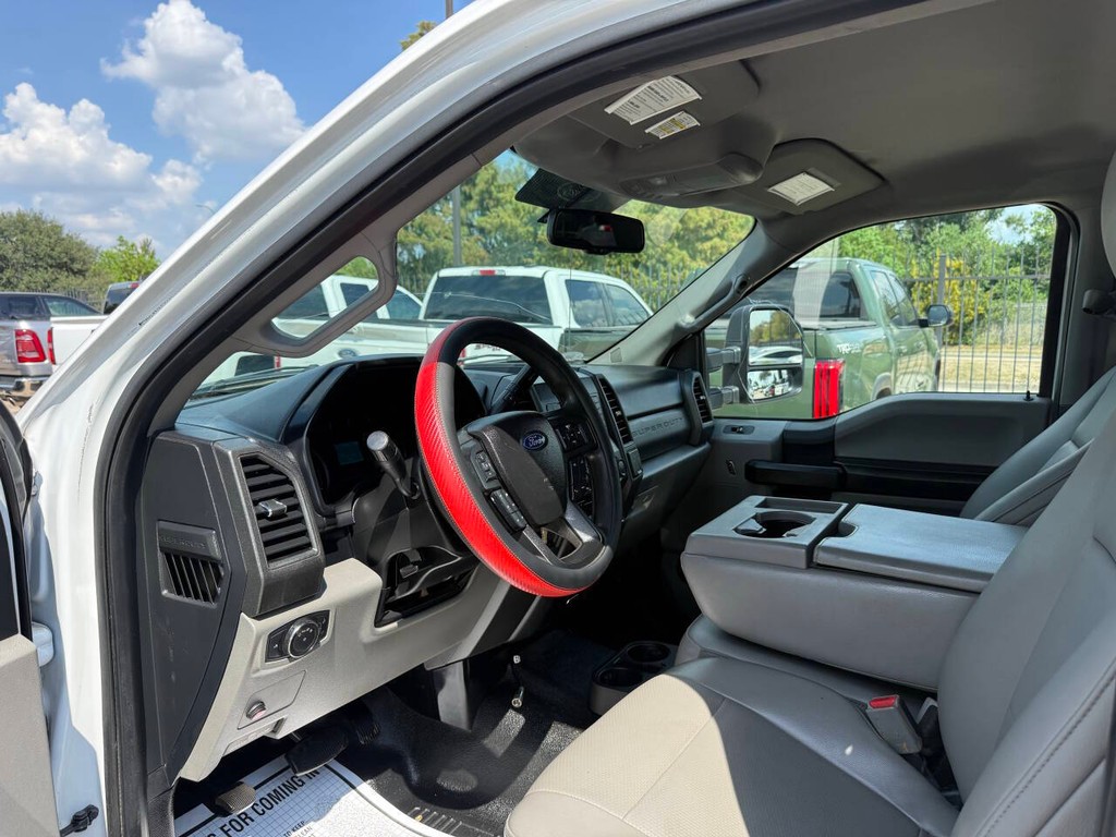 Ford Super Duty F-250 SRW Vehicle Full-screen Gallery Image 06