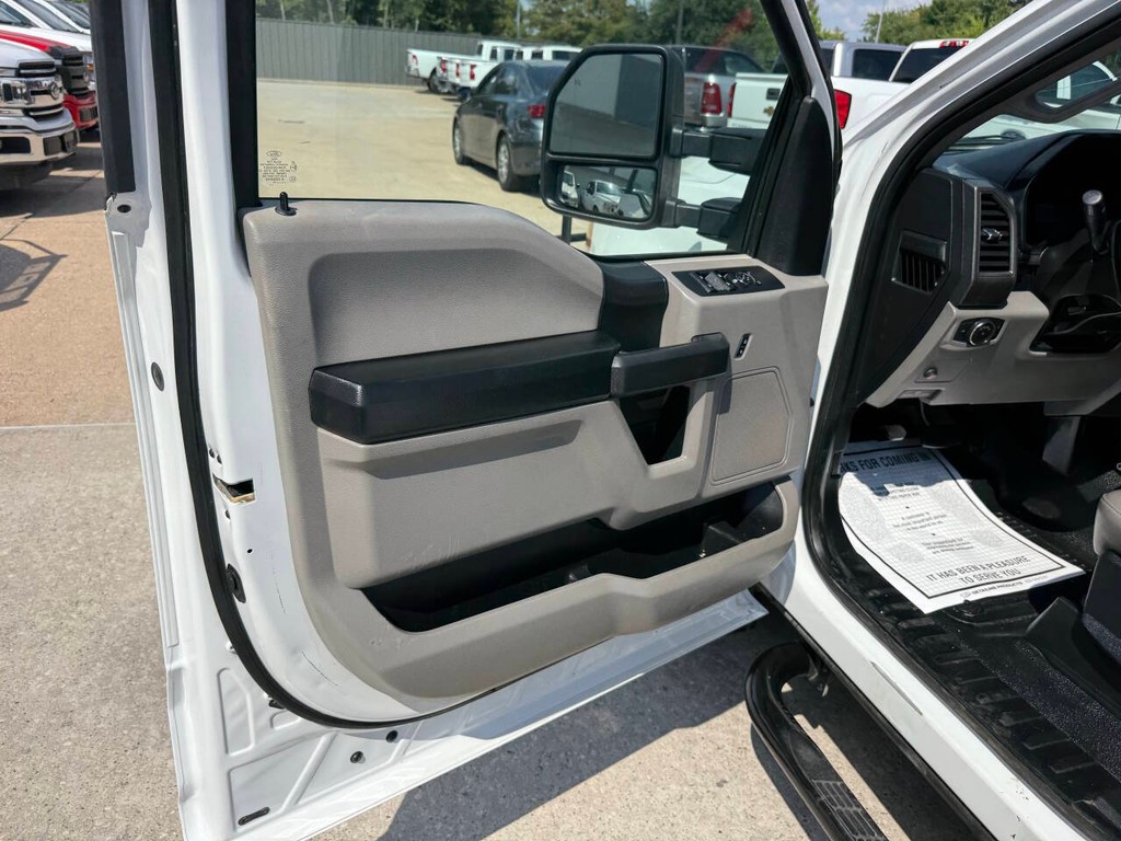 Ford Super Duty F-250 SRW Vehicle Full-screen Gallery Image 08