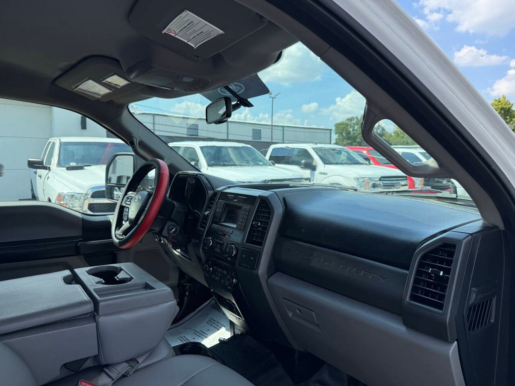 Ford Super Duty F-250 SRW Vehicle Full-screen Gallery Image 09