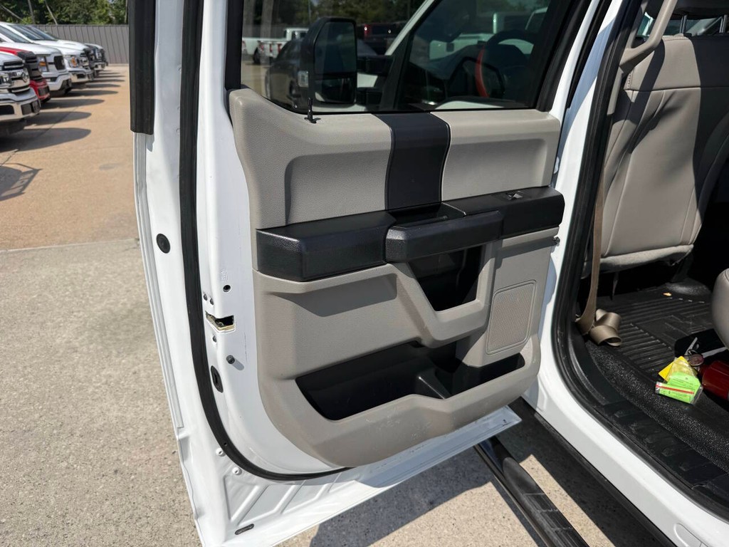 Ford Super Duty F-250 SRW Vehicle Full-screen Gallery Image 14