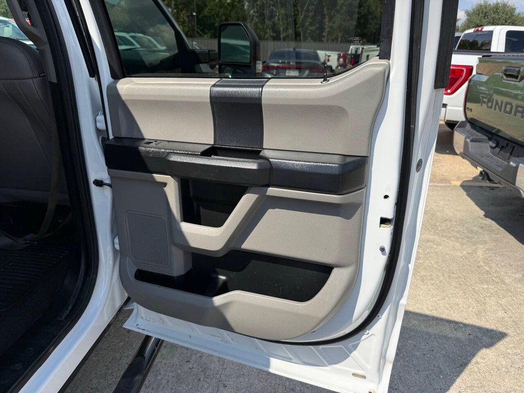 Ford Super Duty F-250 SRW Vehicle Full-screen Gallery Image 16