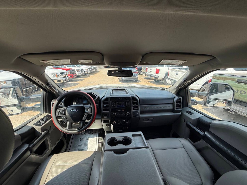 Ford Super Duty F-250 SRW Vehicle Full-screen Gallery Image 18