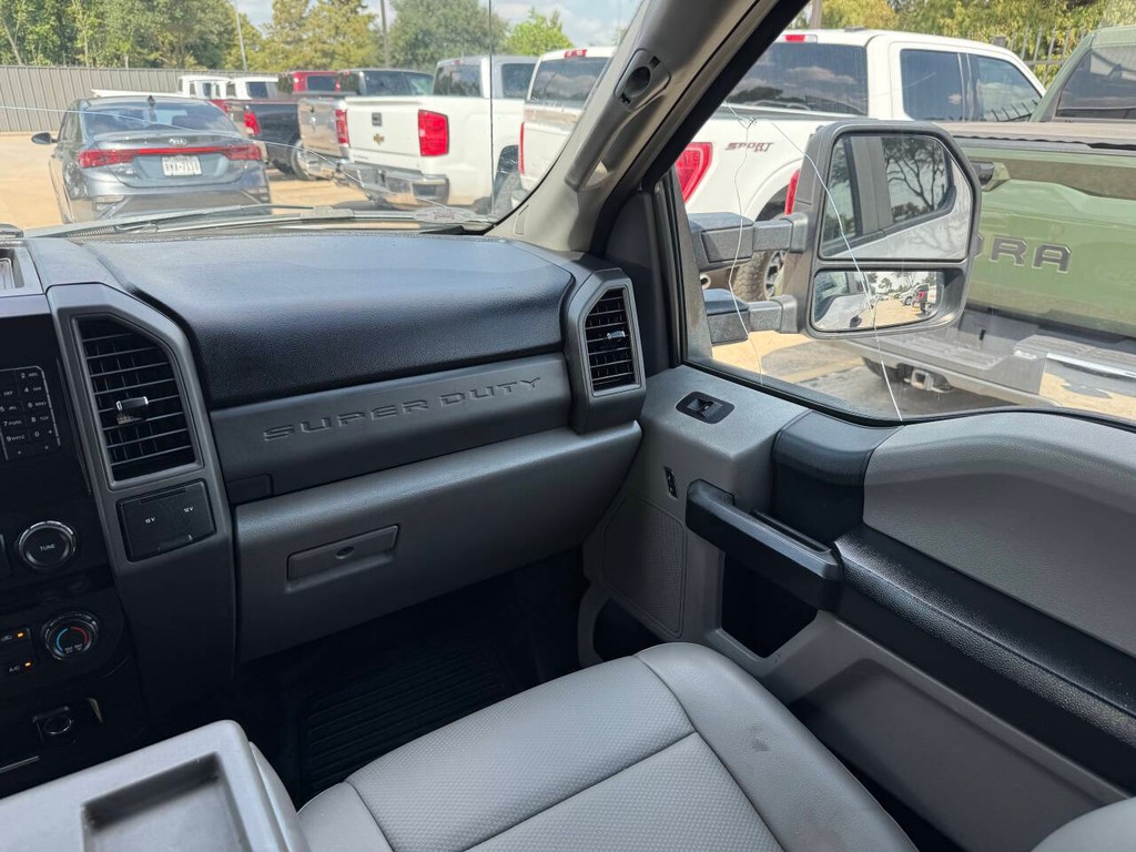 Ford Super Duty F-250 SRW Vehicle Full-screen Gallery Image 20