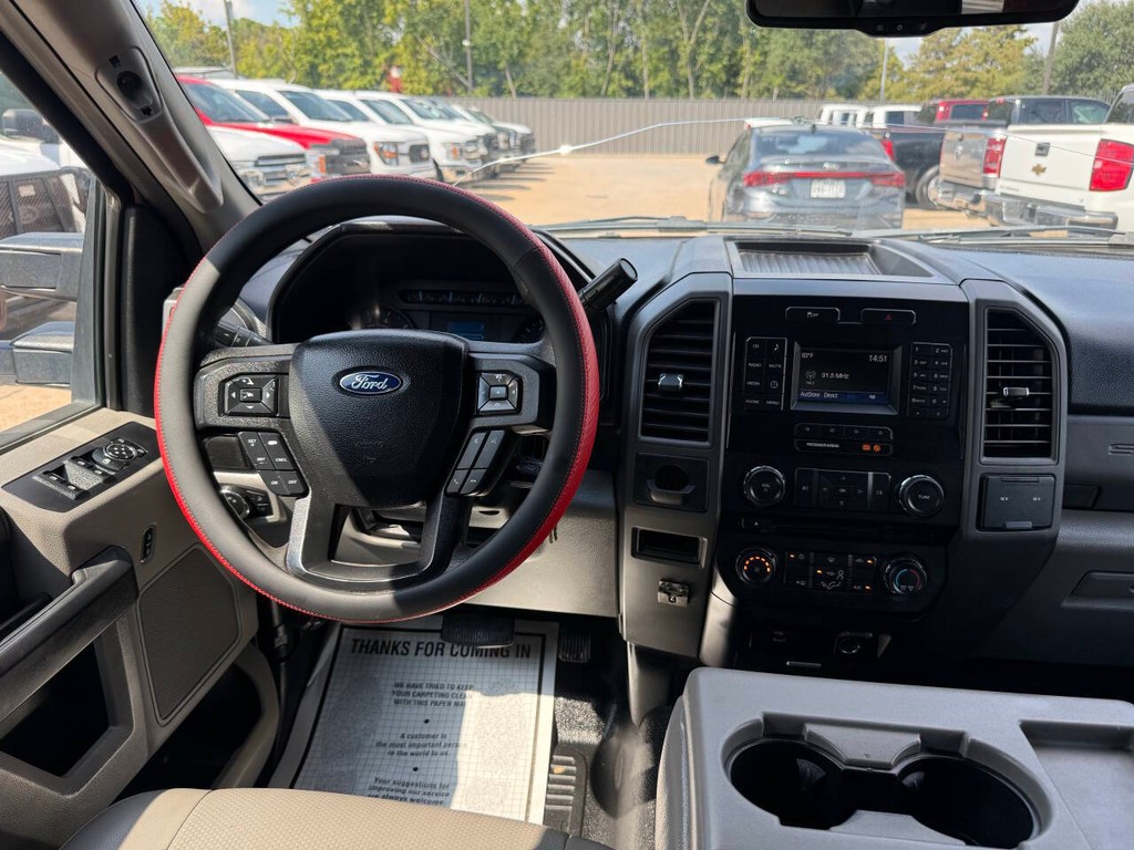 Ford Super Duty F-250 SRW Vehicle Full-screen Gallery Image 21