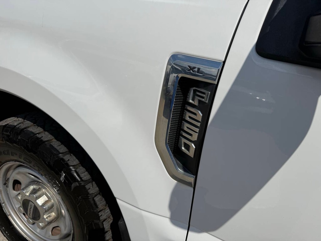 Ford Super Duty F-250 SRW Vehicle Full-screen Gallery Image 36