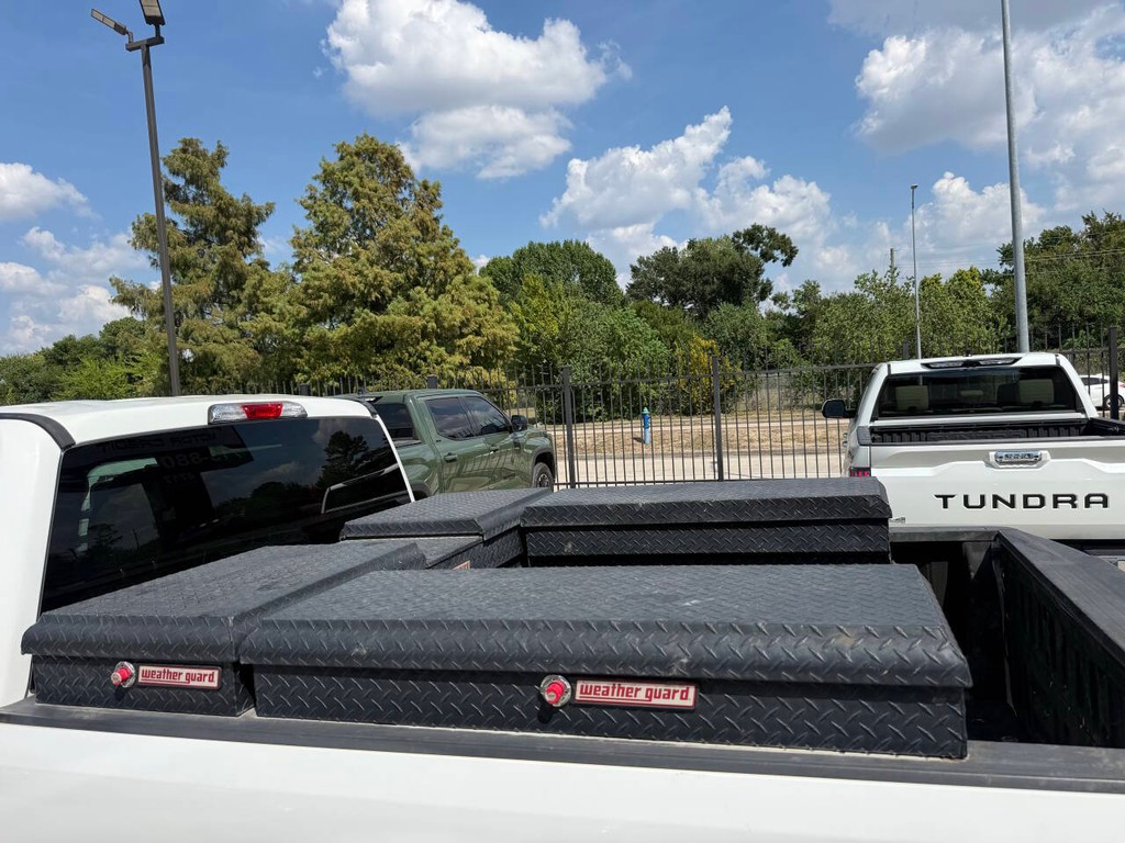 Ford Super Duty F-250 SRW Vehicle Full-screen Gallery Image 37