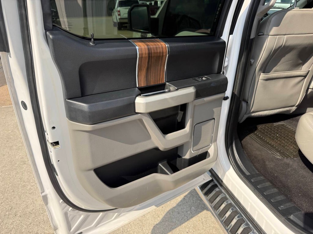 Ford F-150 Vehicle Full-screen Gallery Image 14