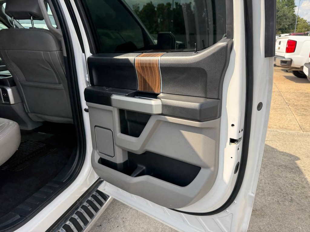 Ford F-150 Vehicle Full-screen Gallery Image 16
