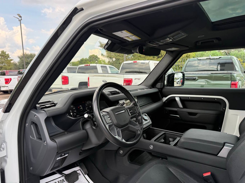 Land Rover Defender Vehicle Full-screen Gallery Image 06