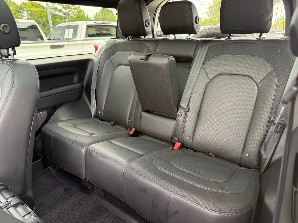 Land Rover Defender Vehicle Full-screen Gallery Image 08