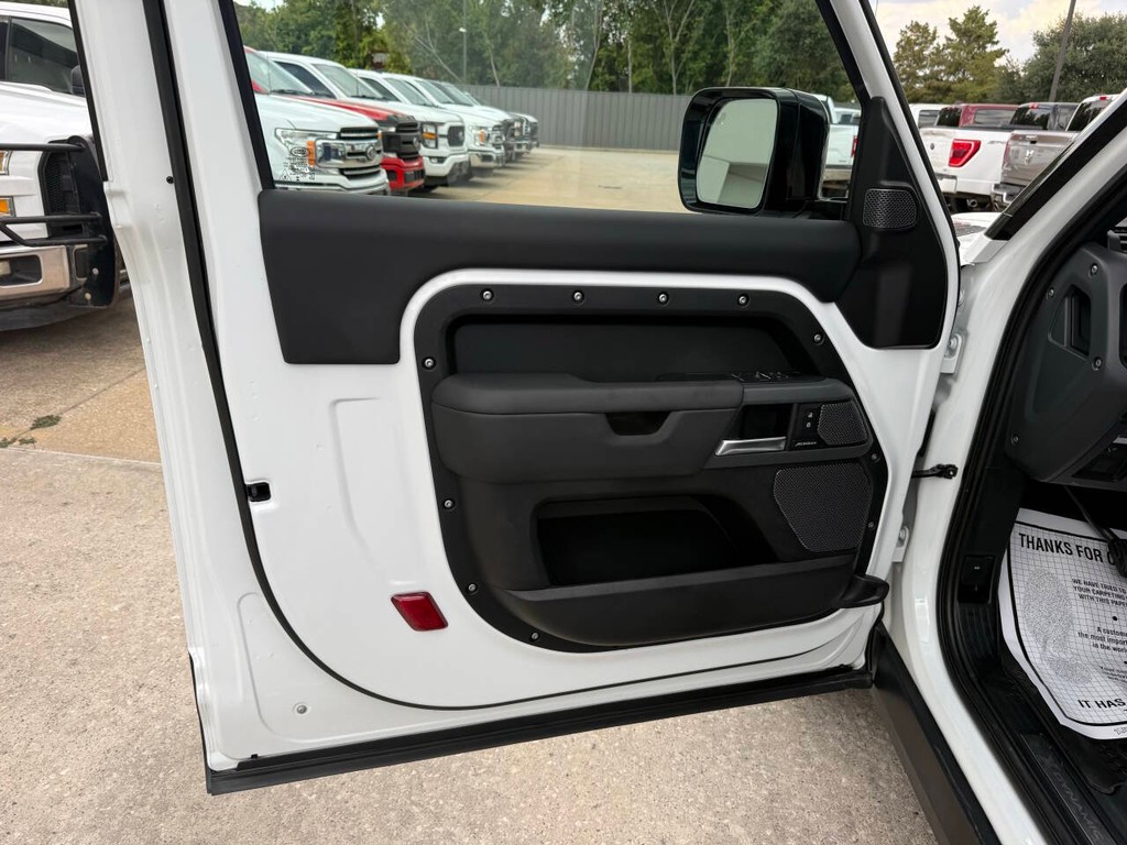 Land Rover Defender Vehicle Full-screen Gallery Image 09