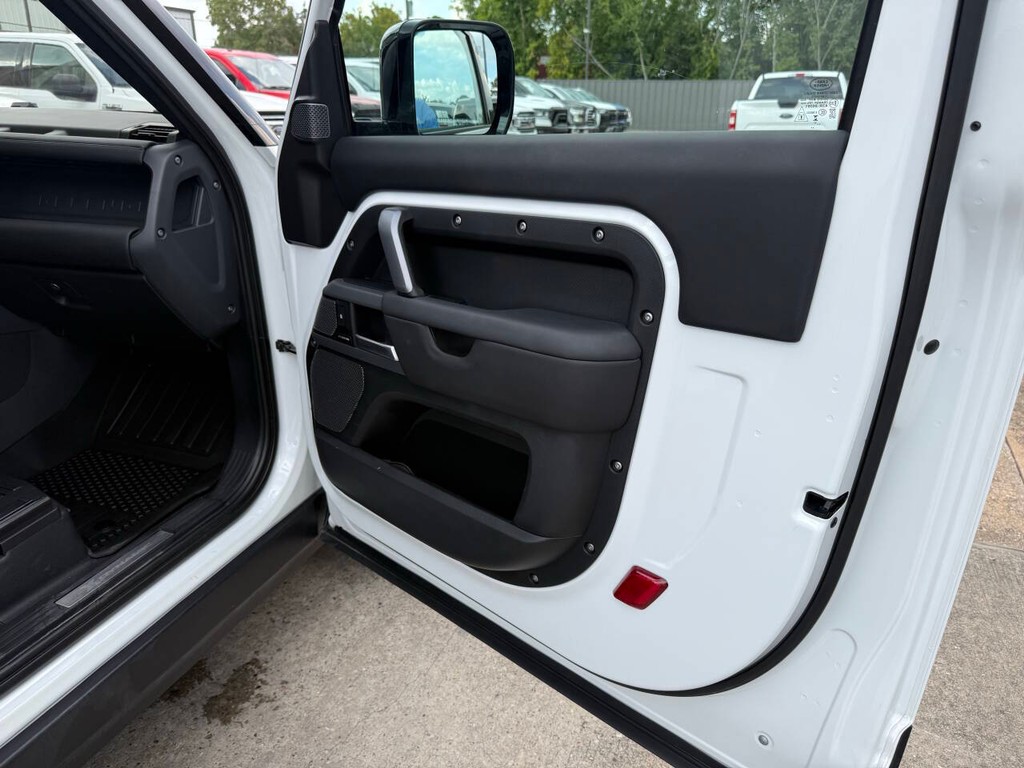 Land Rover Defender Vehicle Full-screen Gallery Image 13