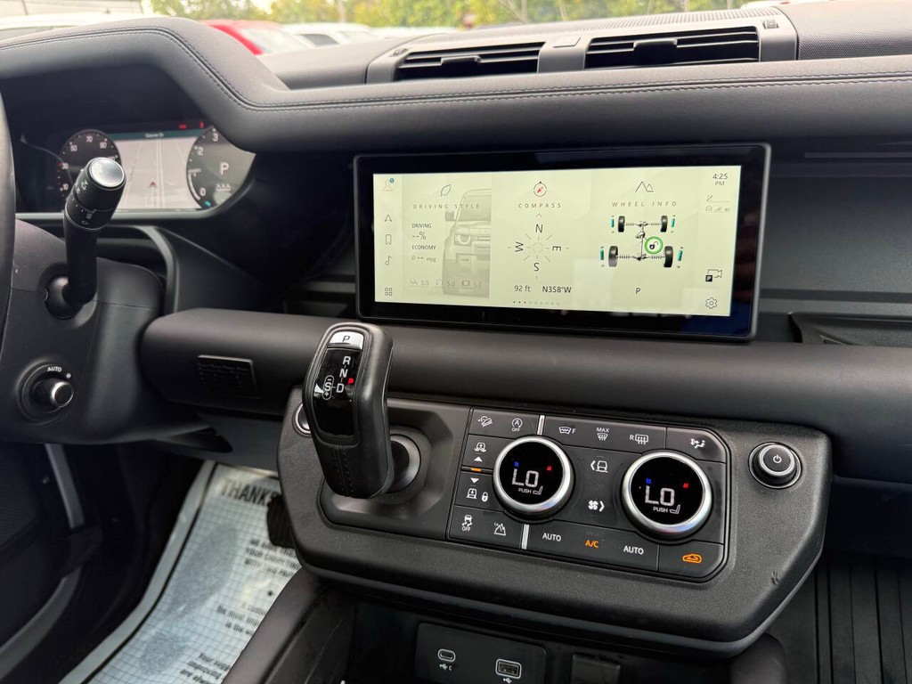Land Rover Defender Vehicle Full-screen Gallery Image 19