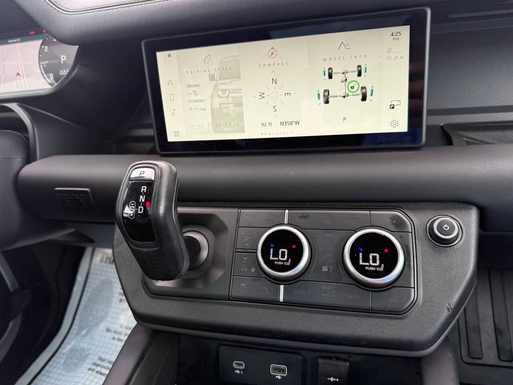 Land Rover Defender Vehicle Full-screen Gallery Image 23
