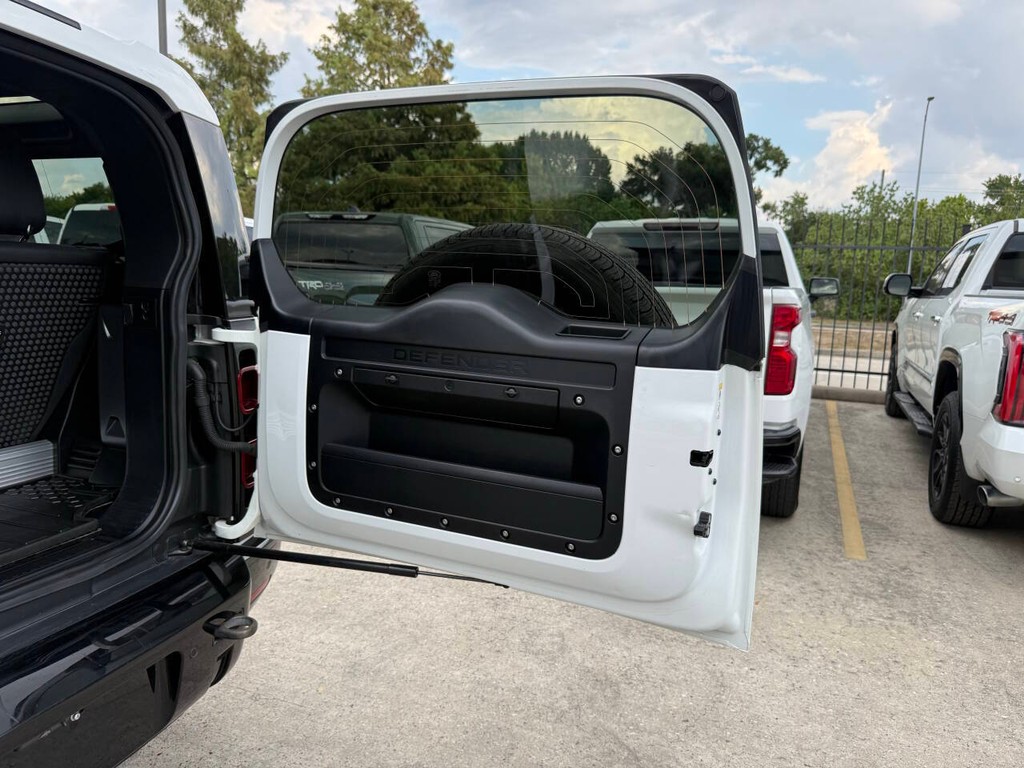 Land Rover Defender Vehicle Full-screen Gallery Image 35