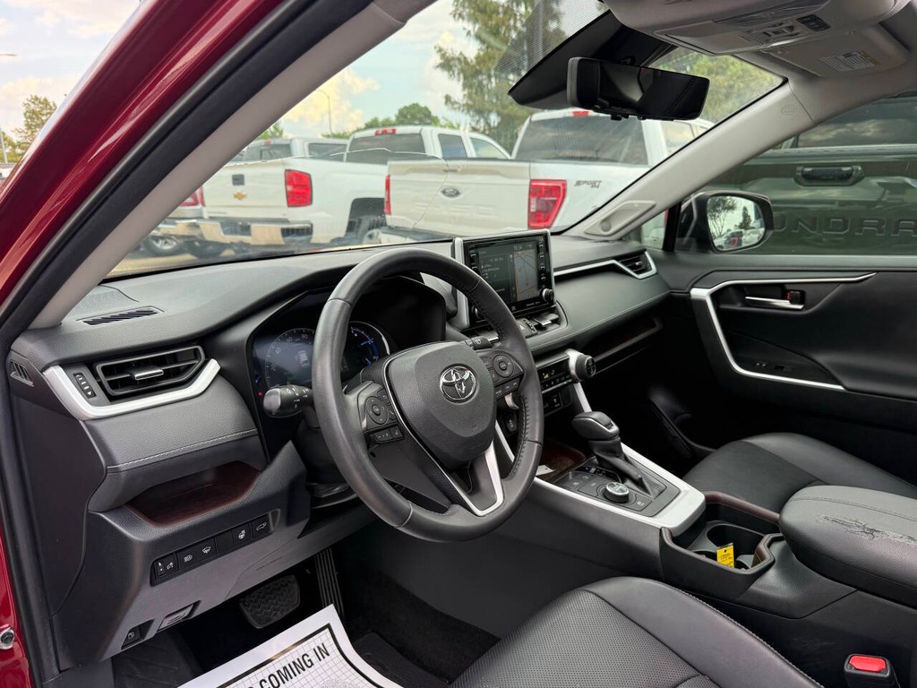 Toyota RAV4 Hybrid Vehicle Full-screen Gallery Image 06