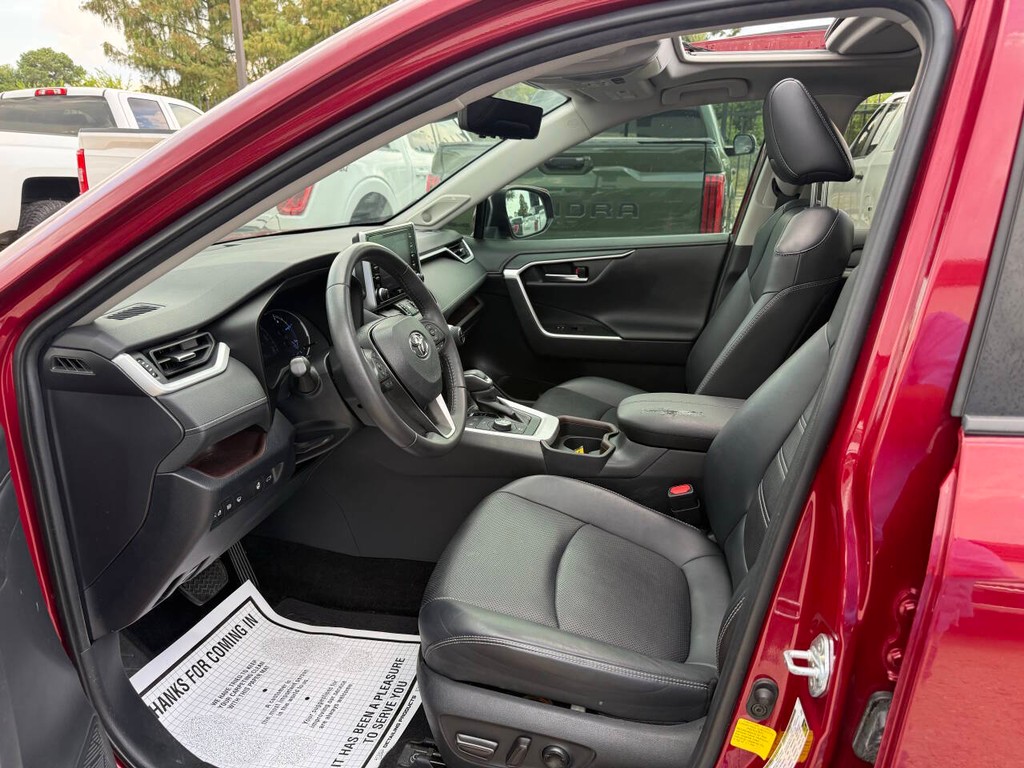 Toyota RAV4 Hybrid Vehicle Full-screen Gallery Image 07