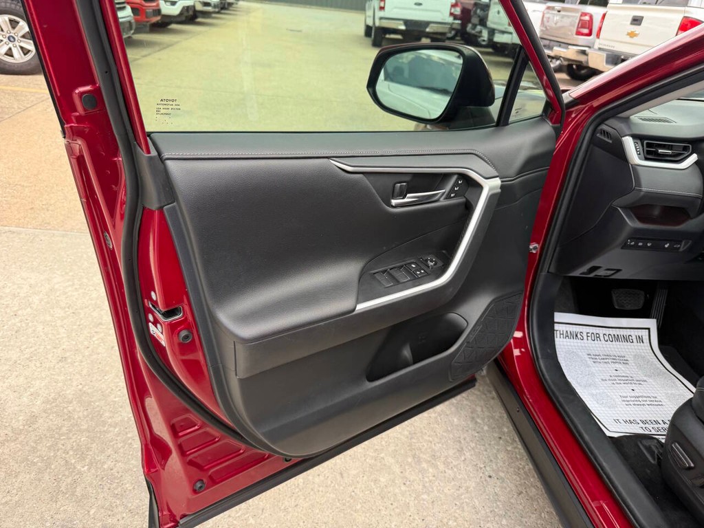 Toyota RAV4 Hybrid Vehicle Full-screen Gallery Image 08
