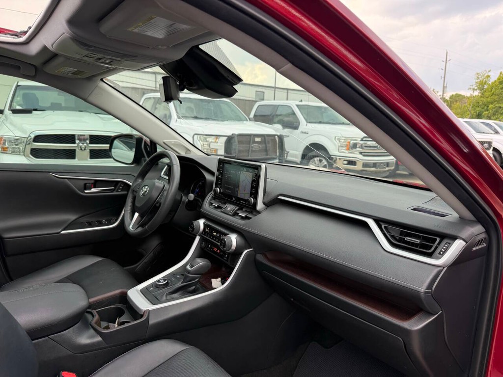 Toyota RAV4 Hybrid Vehicle Full-screen Gallery Image 09