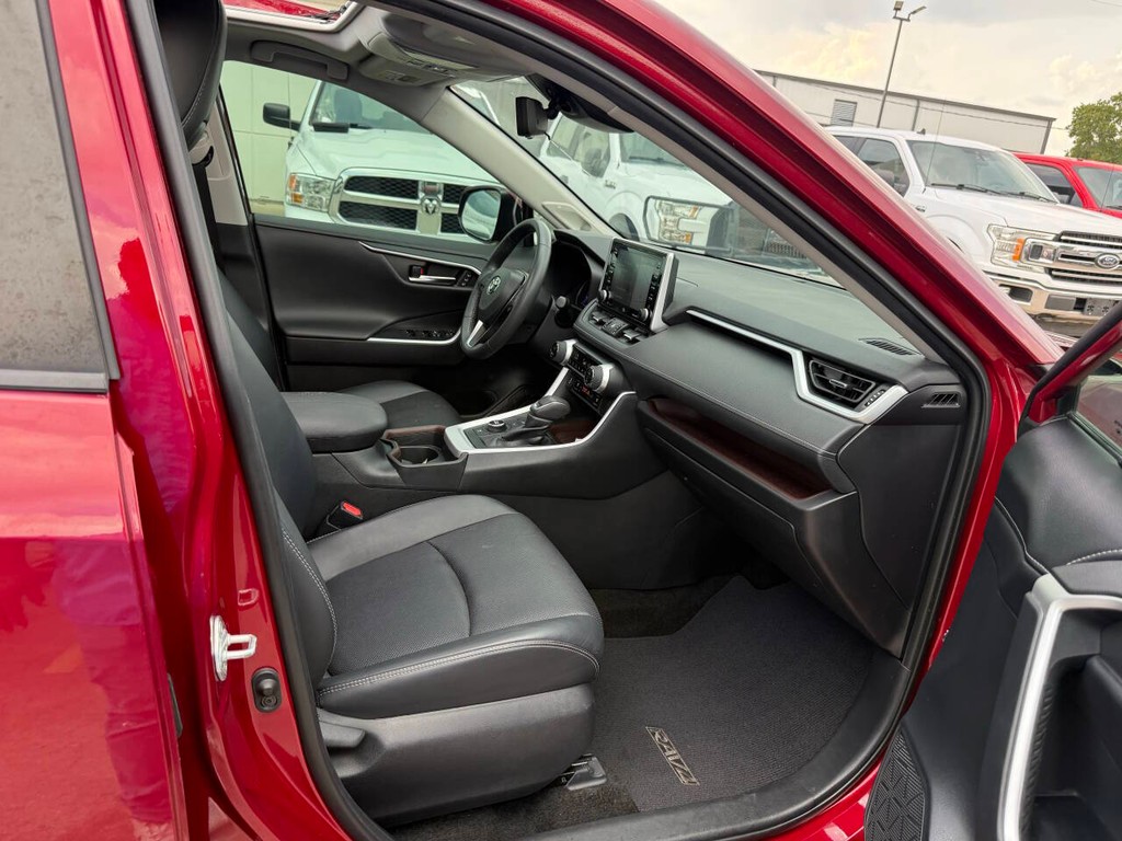 Toyota RAV4 Hybrid Vehicle Full-screen Gallery Image 10