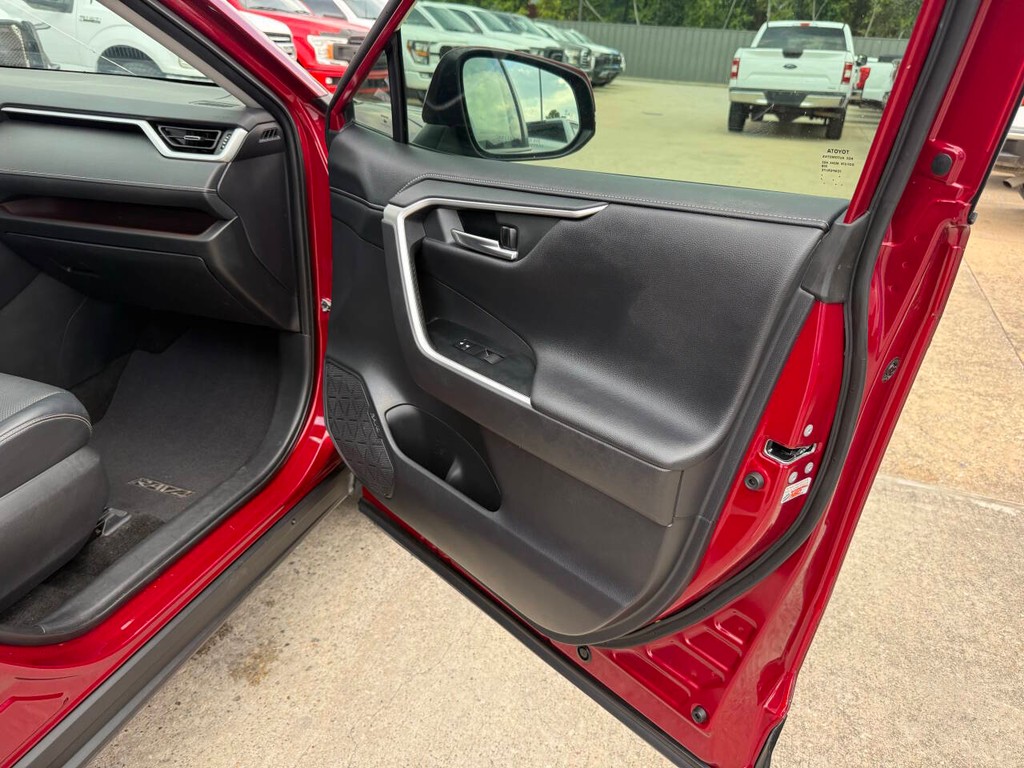 Toyota RAV4 Hybrid Vehicle Full-screen Gallery Image 11