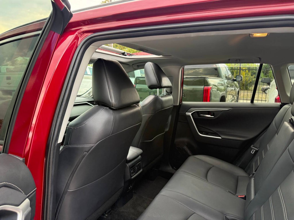 Toyota RAV4 Hybrid Vehicle Full-screen Gallery Image 12