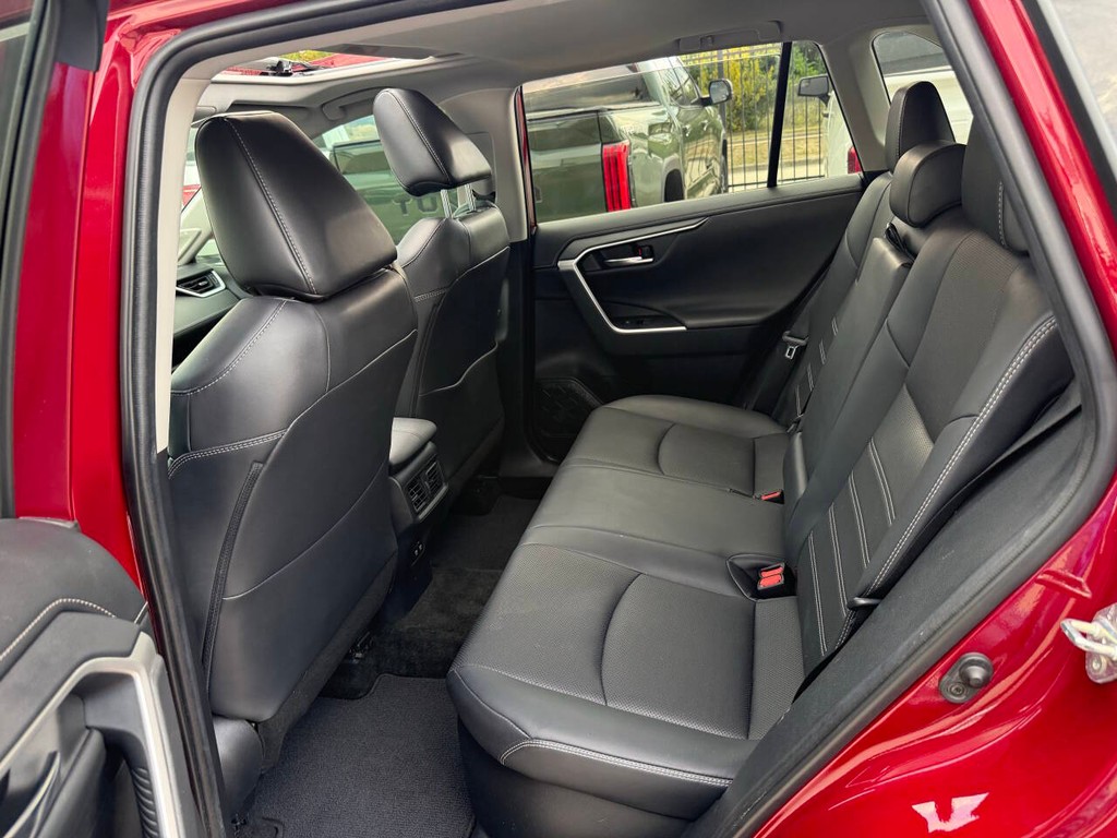 Toyota RAV4 Hybrid Vehicle Full-screen Gallery Image 13