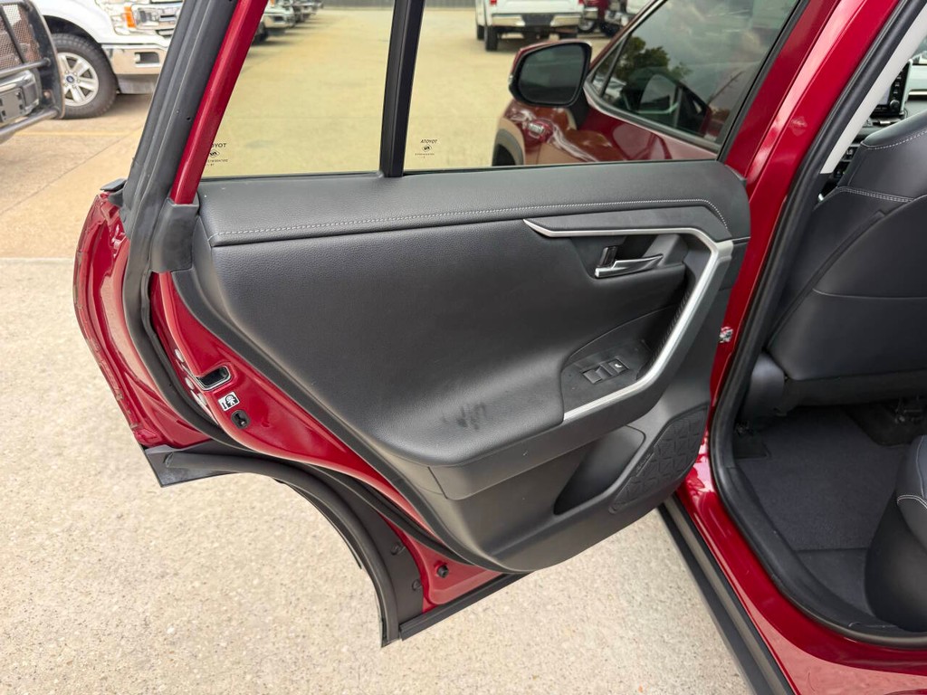 Toyota RAV4 Hybrid Vehicle Full-screen Gallery Image 14
