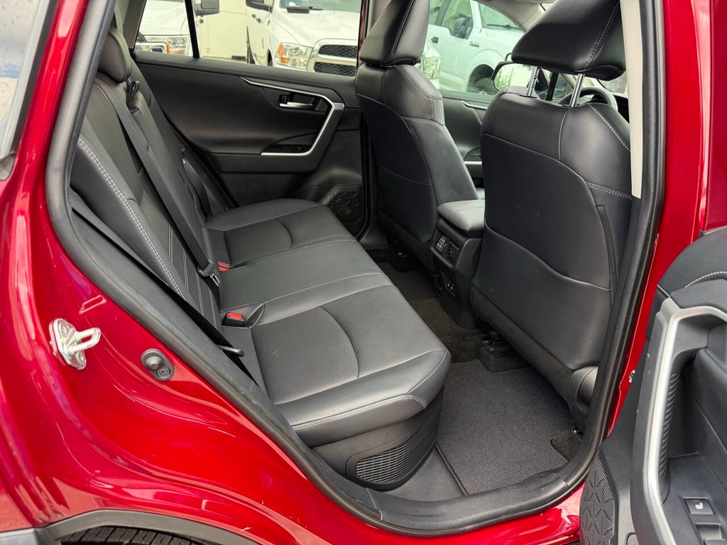 Toyota RAV4 Hybrid Vehicle Full-screen Gallery Image 15