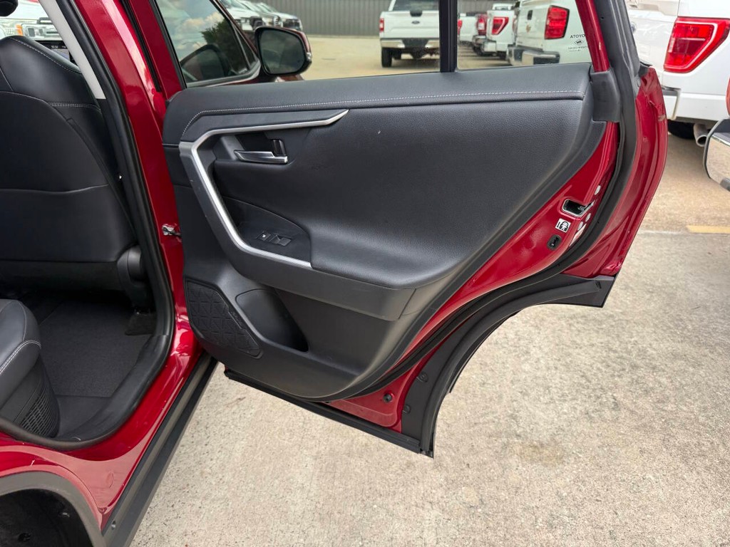 Toyota RAV4 Hybrid Vehicle Full-screen Gallery Image 16