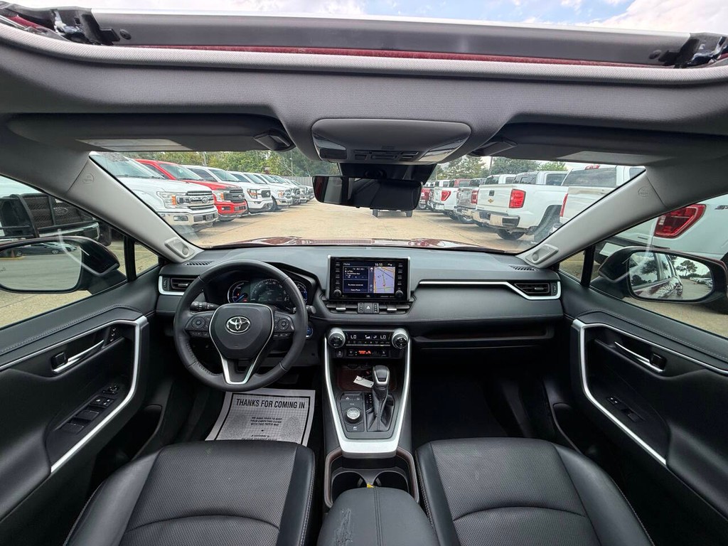 Toyota RAV4 Hybrid Vehicle Full-screen Gallery Image 18