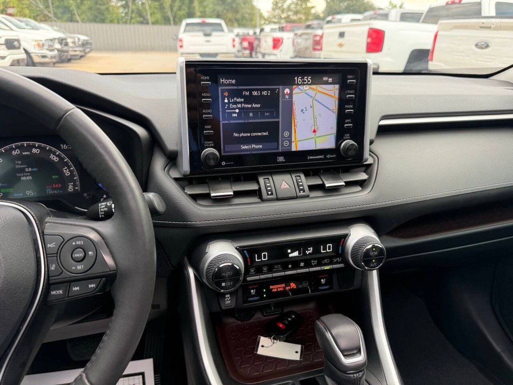 Toyota RAV4 Hybrid Vehicle Full-screen Gallery Image 24