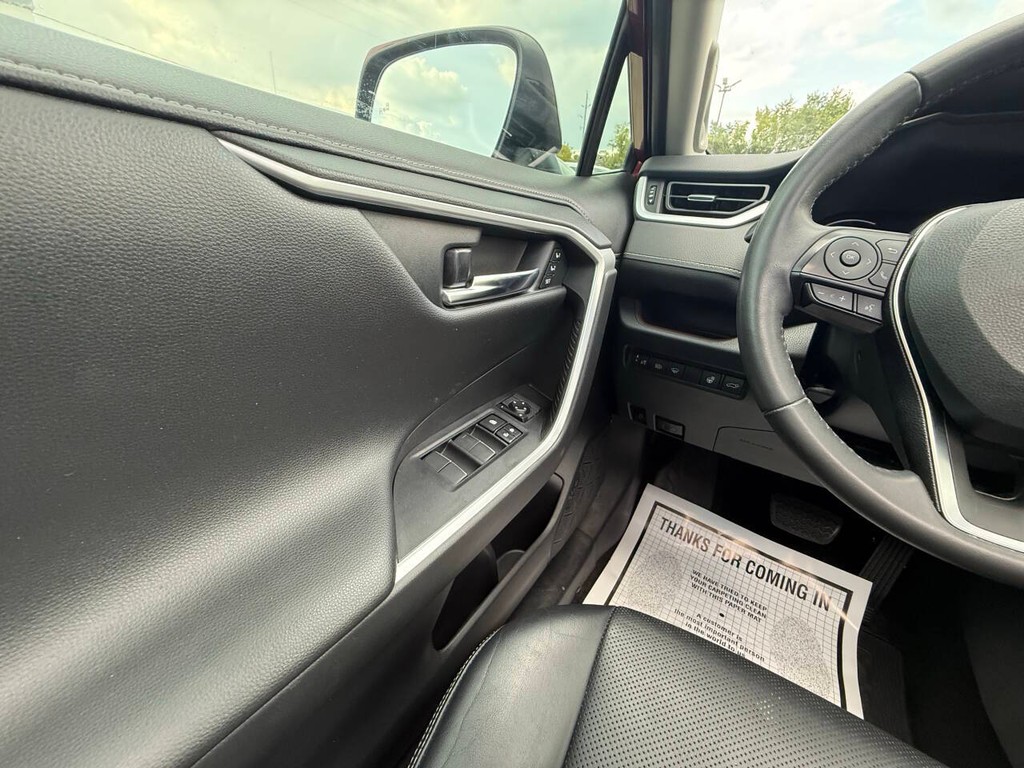 Toyota RAV4 Hybrid Vehicle Full-screen Gallery Image 30