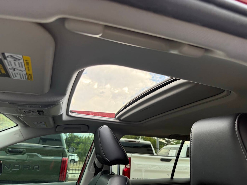 Toyota RAV4 Hybrid Vehicle Full-screen Gallery Image 31