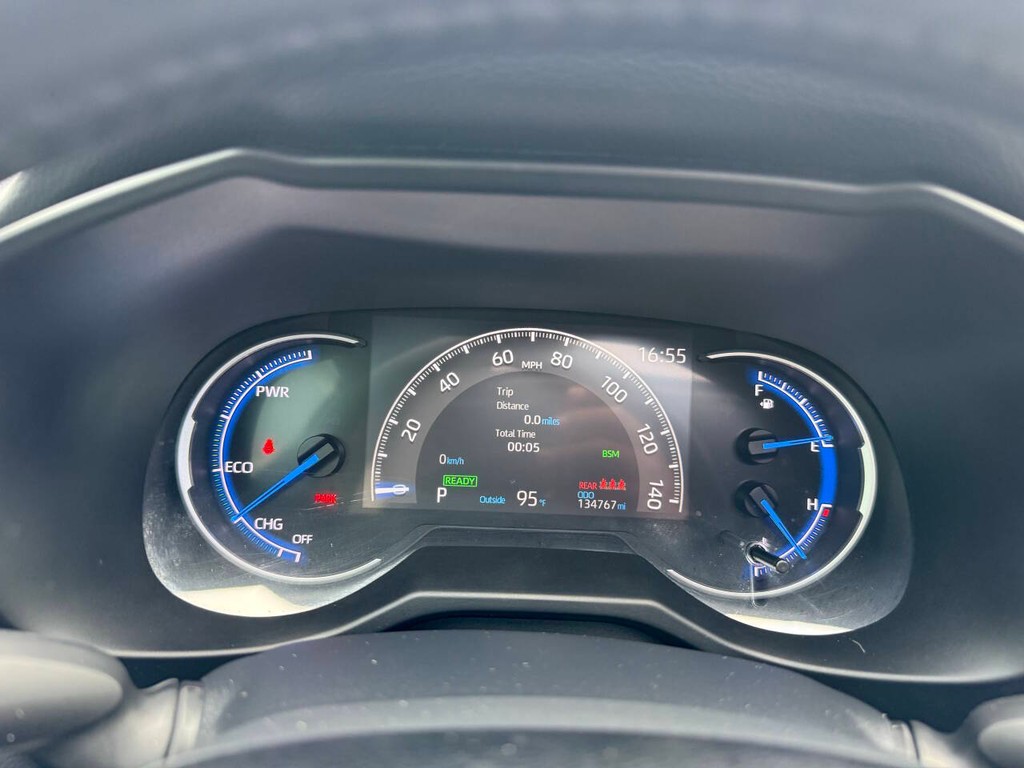 Toyota RAV4 Hybrid Vehicle Full-screen Gallery Image 32