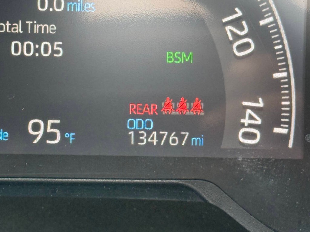 Toyota RAV4 Hybrid Vehicle Full-screen Gallery Image 33