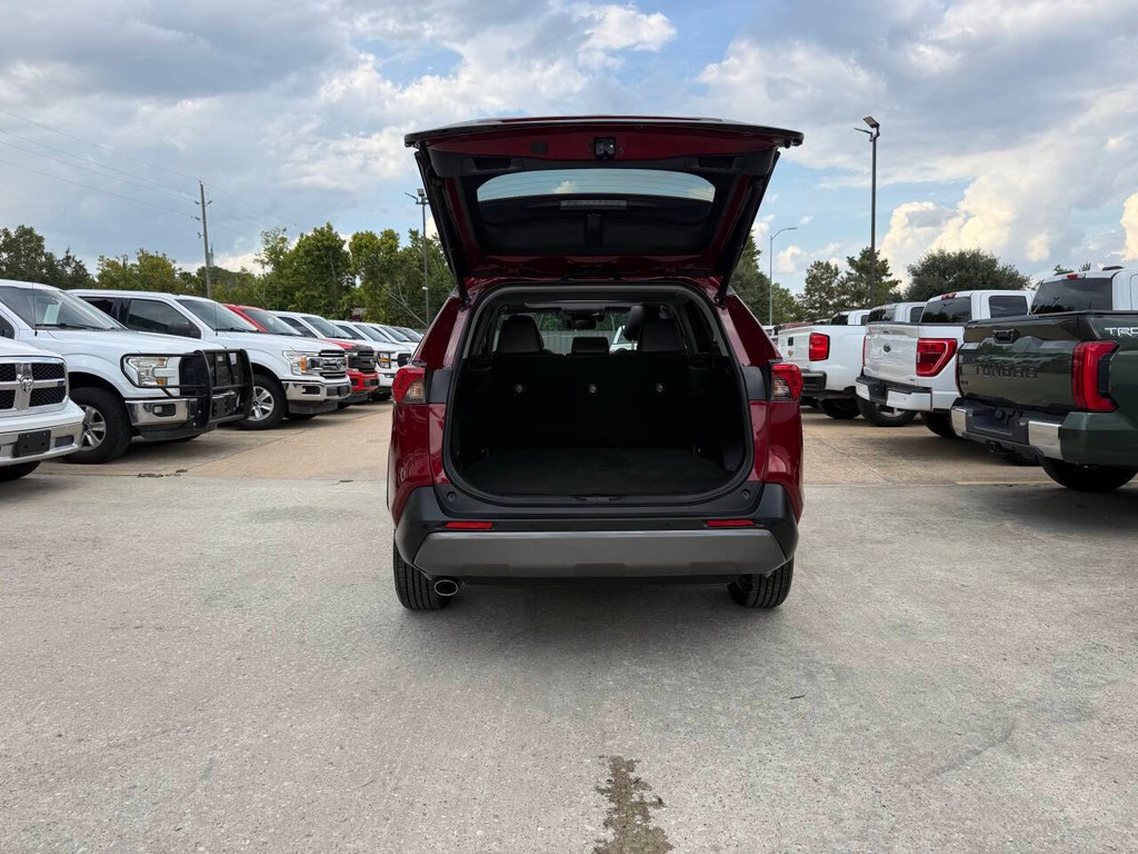 Toyota RAV4 Hybrid Vehicle Full-screen Gallery Image 37