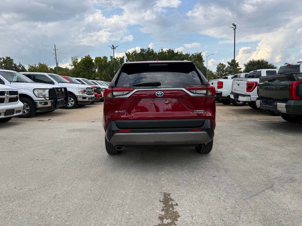 Toyota RAV4 Hybrid Vehicle Full-screen Gallery Image 39